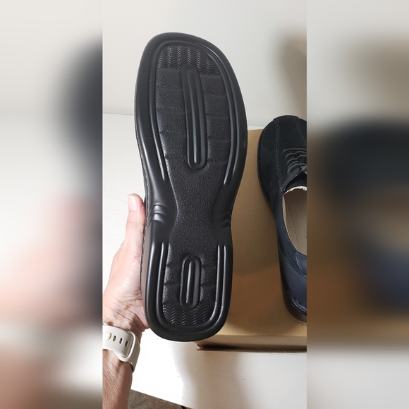 NWOT Propet size 9 women's midnight blue leather and suede shoe. - Picture 7 of 11